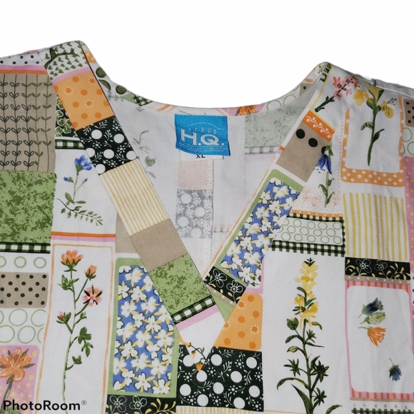 Scrub H.Q. V-Neck Design Floral Scrub Top - Picture 4 of 5